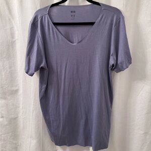 Uniqlo V-Neck Tee in Light Lavender